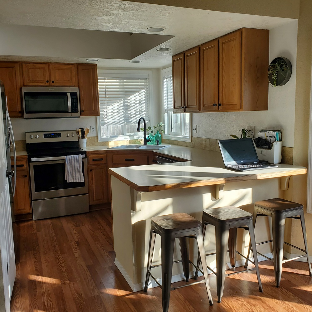 updating '80s oak cabinets